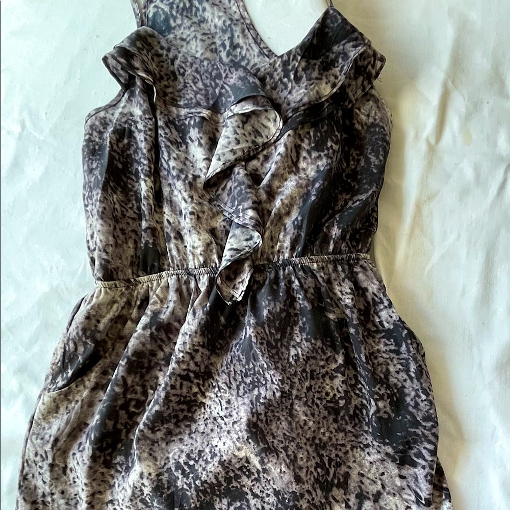 Grayscale dress with ruffles and pockets